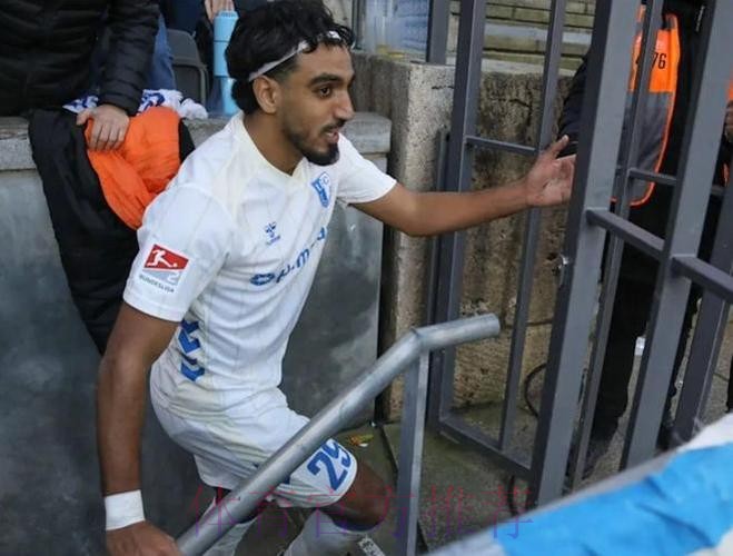 球员庆祝时跳广告牌 掉到1层楼高的深坑：希特勒在任时德国人挖的